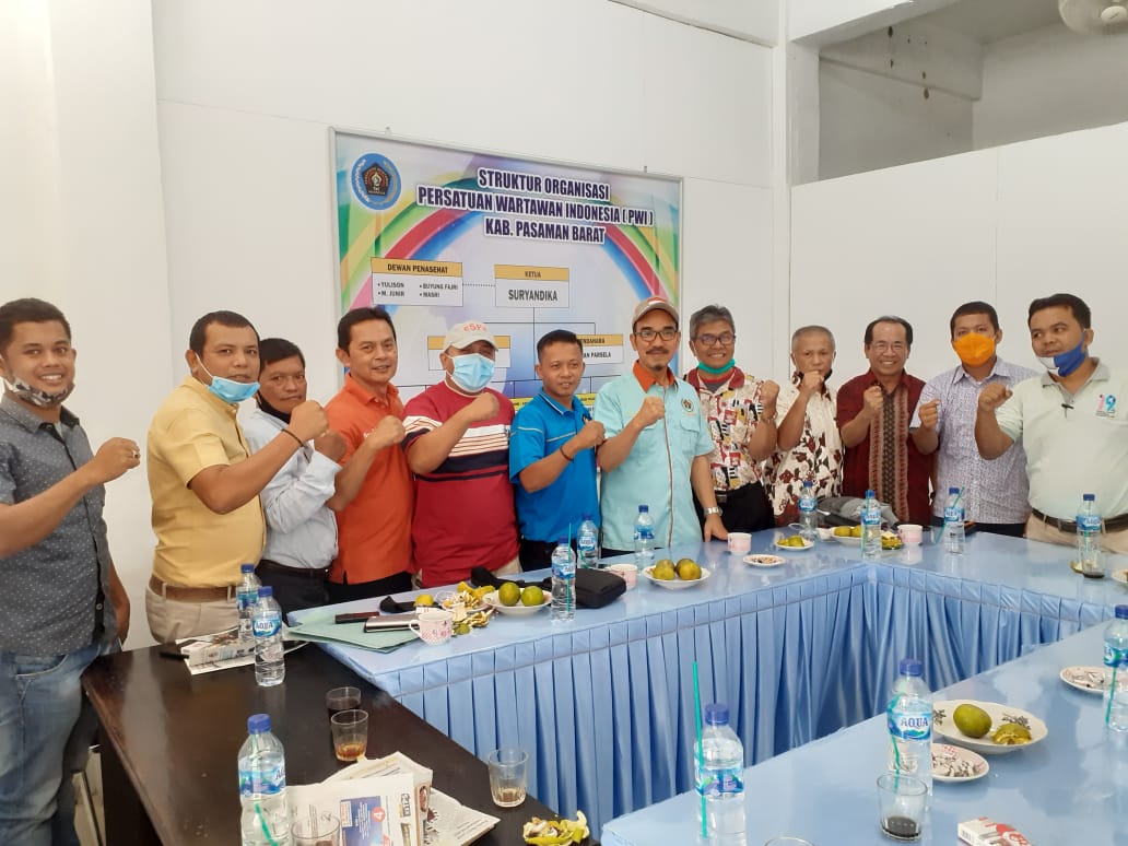 Ketua PWI Sumbar Heranof Firdaus bersama pengurus PWI Sumbar dan PWI Pasaman Barat